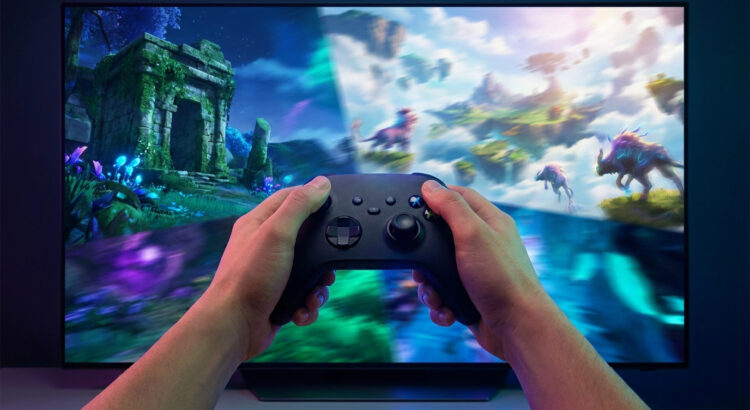 Mains tenant une manette Xbox devant un téléviseur affichant des paysages fantastiques et colorés.